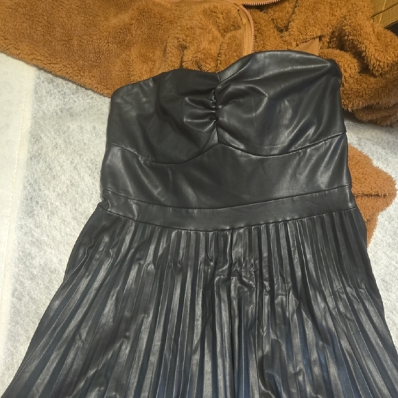 Elegant BlackLeather Strapless Dress - Picture 4 of 4